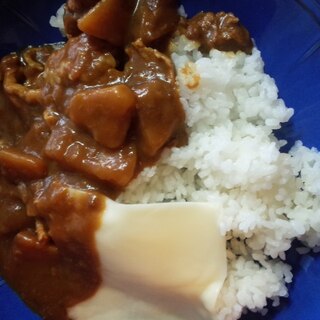 六三亭のカレー肉じゃがの素でチーズカレー